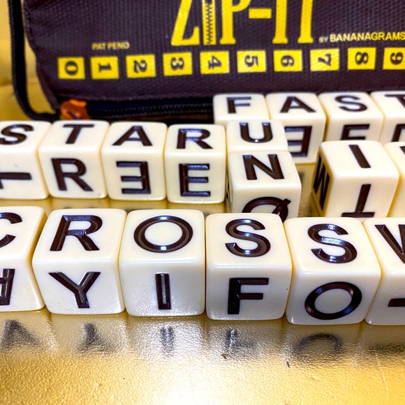 ZIP-IT TRAVEL GAME BY BANANAGRAMS CROSSWORD SPEED GAME 24 LETTER CUBES FUN GAME - Picture 3 of 7